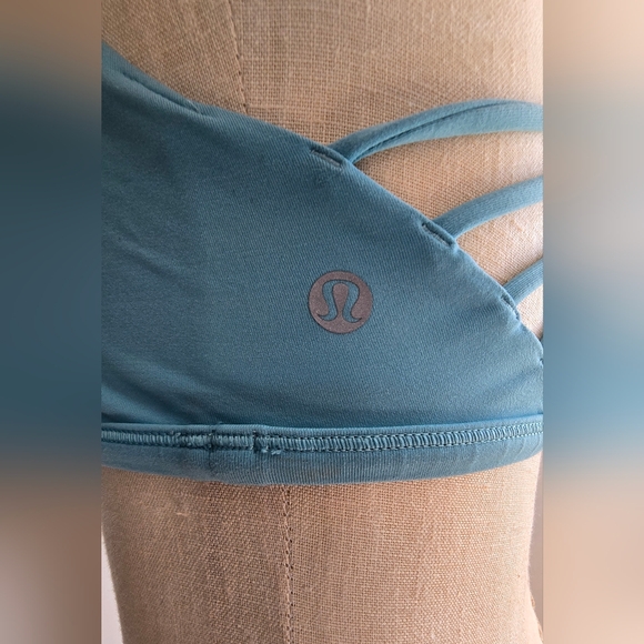 2 Lululemon & 1 underarmor sport bras. 3 x $40 - Picture 7 of 10